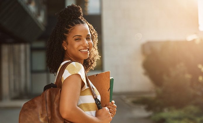 Studentka z plecakiem.