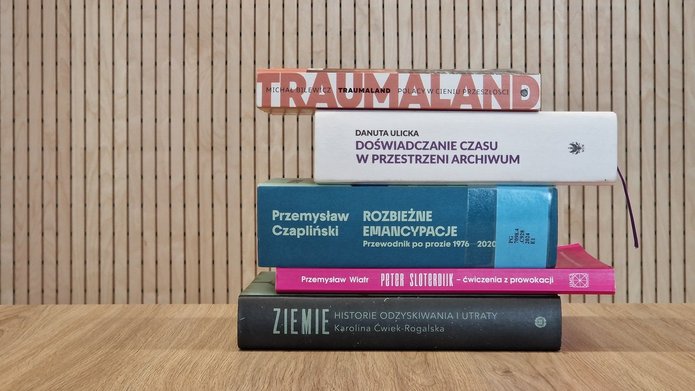 ksiazki na stole