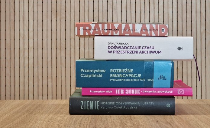 ksiazki na stole