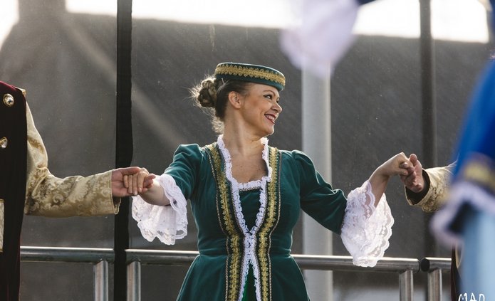 tancerze na scenie w strojach szlacheckich