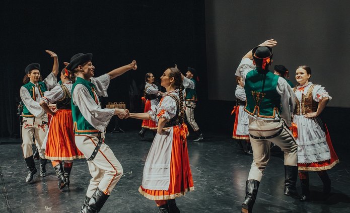 tancerze na scenie w strojach spiskich