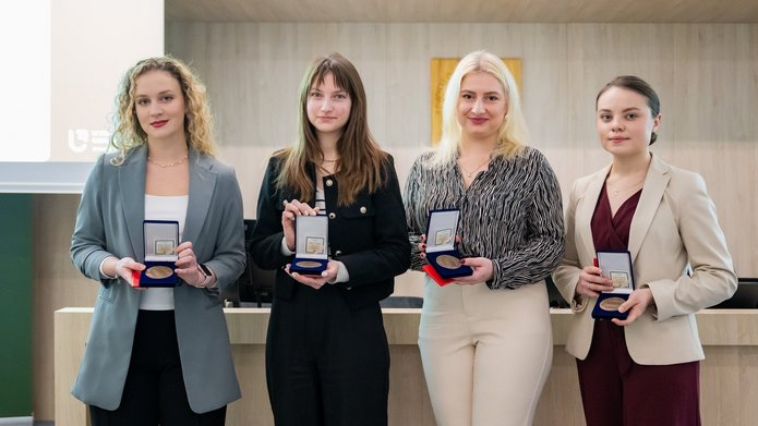 Wręczenie nagród dla najlepszych na WNG UŁ
