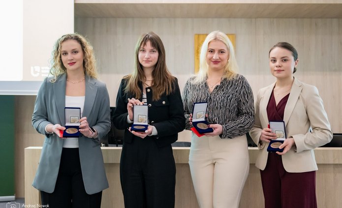 Wręczenie nagród dla najlepszych na WNG UŁ