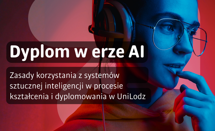 Grafika informacyjna z portretem młodej osoby w okularach i słuchawkach. Zdjęcie utrzymane jest w kontrastowych kolorach czerwieni i niebieskiego. Po lewej stronie znajduje się półprzezroczysty, ciemny prostokąt z białym napisem: „Dyplom w erze AI”. Poniżej umieszczono tekst: „Zasady korzystania z systemów sztucznej inteligencji w procesie kształcenia i dyplomowania w UniLodz”.