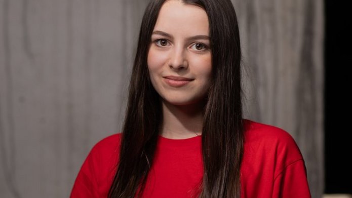 Dziewczyna w czerwonym t-shircie