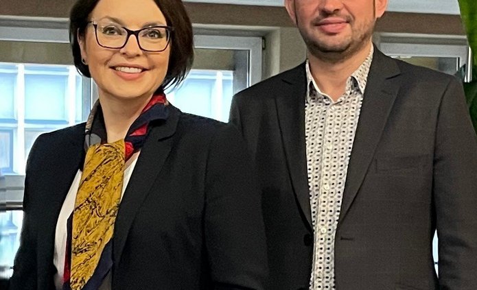 Kobieta i mężczyzna, pozujący do zdjęcia