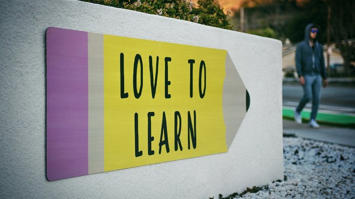 Ściana z napisem "Love to learn"