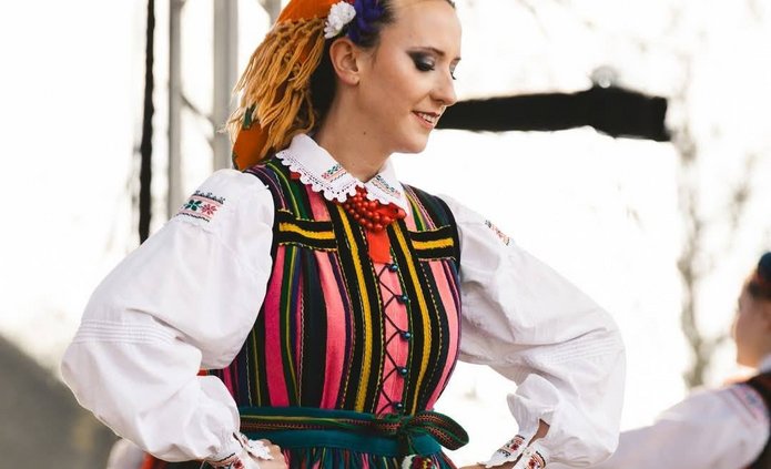 tancerka na scenie w stroju opoczyńskim