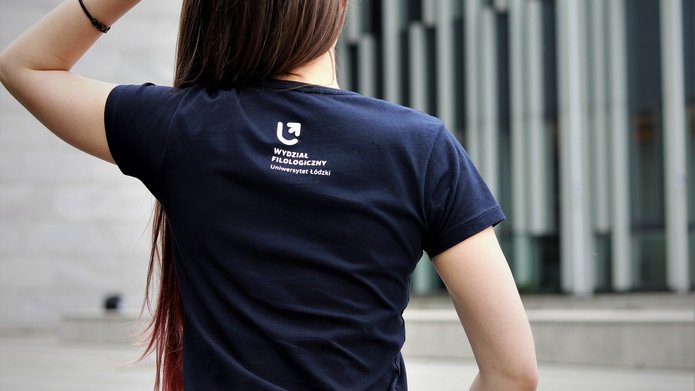 Studentka przed wydziałem
