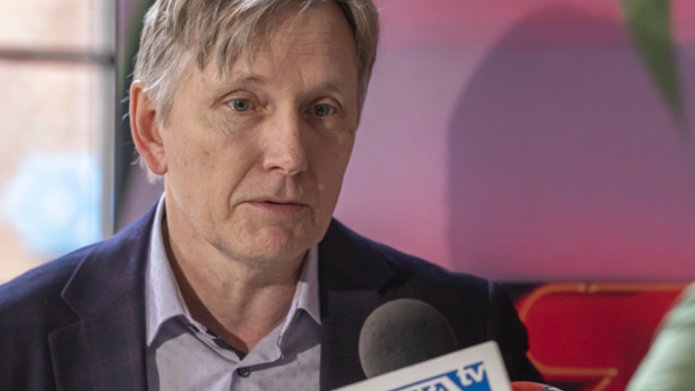 prof. Marek Adamczewski podczas śniadania prasowego UŁ