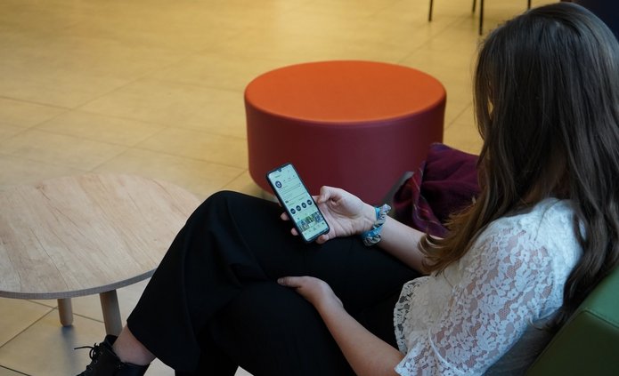 studentka z telefonem