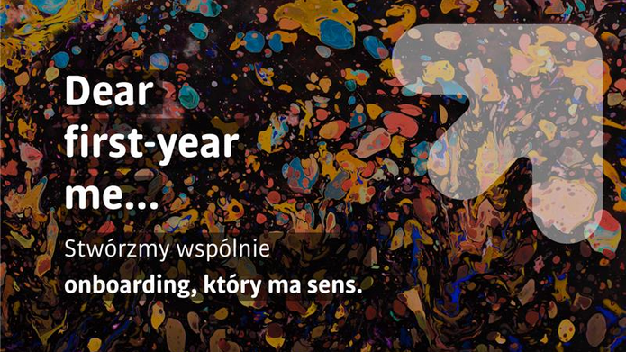 Grafika z abstrakcyjnym, kolorowym tłem przypominającym rozlane farby w różnych barwach. Po lewej stronie widnieje napis: „Dear first-year me…”. Poniżej znajduje się tekst w języku polskim: „Stwórzmy wspólnie onboarding, który ma sens.”. W prawym górnym rogu umieszczono półprzezroczysty symbol strzałki skierowanej w górę.