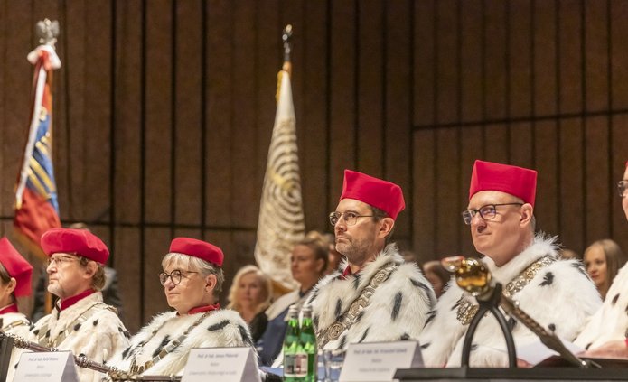Rektorzy łódzkich uczelni publicznych w strojach ceremonialnych