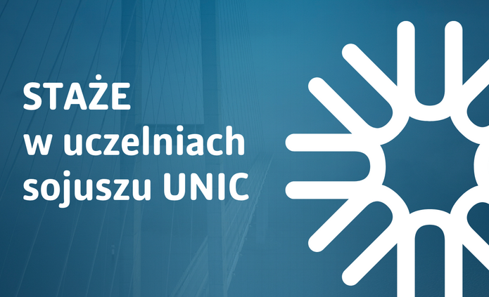 Grafika informacyjna w odcieniach niebieskiego. Po lewej stronie znajduje się biały napis: „STAŻE w uczelniach sojuszu UNIC”. Tło stanowi zarys nowoczesnych budynków widzianych z perspektywy dołu ku górze. Po prawej stronie umieszczony jest duży, biały symbol graficzny przypominający stylizowany znak słońca lub gwiazdy.