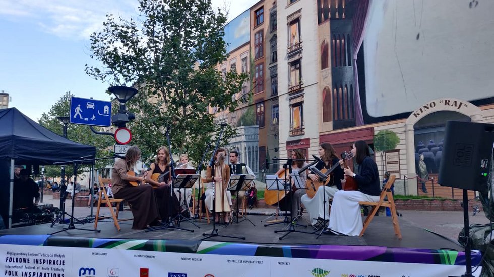 zespół podczas występu