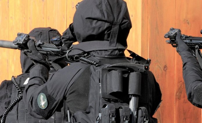 na grafice znajdują się funkcjonariusze policji