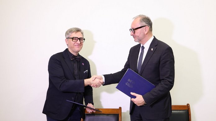 Dziekan Wydziału Ekonomiczno-socjologicznego UŁ, dr hab. Mariusz Sokołowicz, prof. UŁ i prezydent miasta Zduńska Wola, Konrad Pokora, po podpisaniu listu intencyjnego