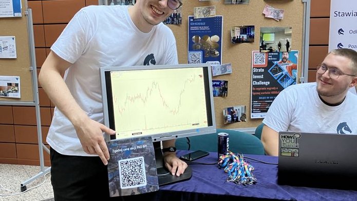Student z monitorem