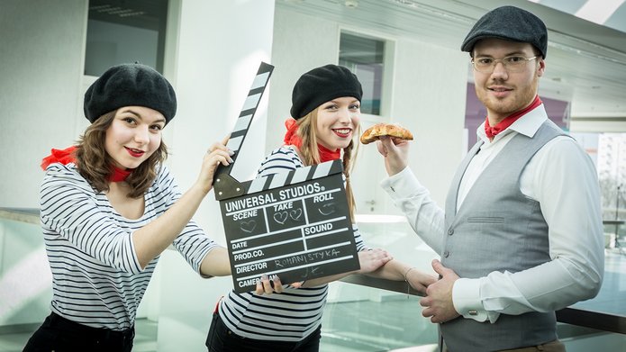 Studenci romanistyki z klapsem filmowym