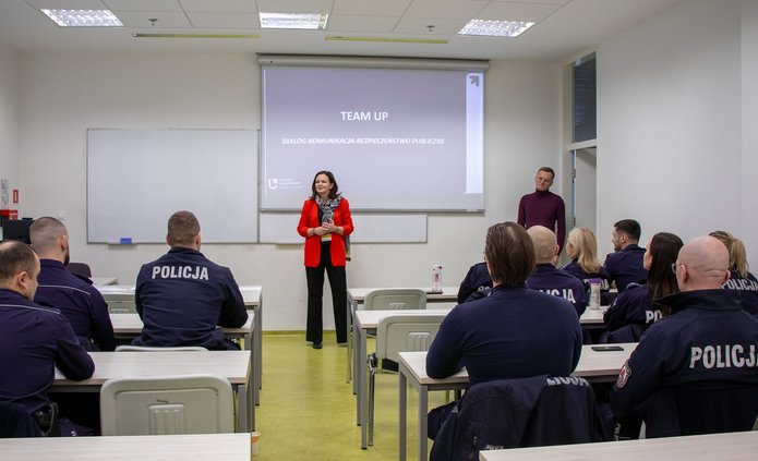 policjanci podczas lekcji angielskiego