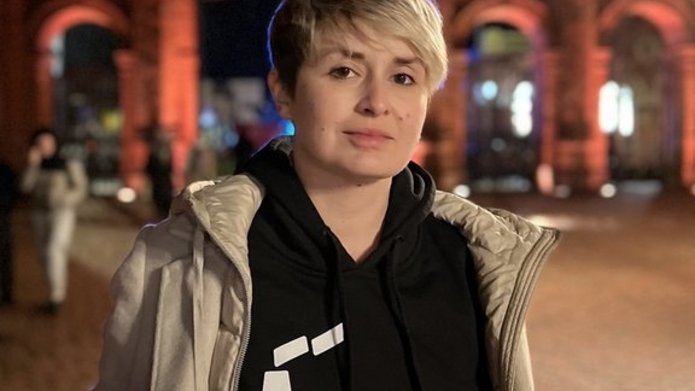 Karolina Głowacka na tle bramy do Manufaktury