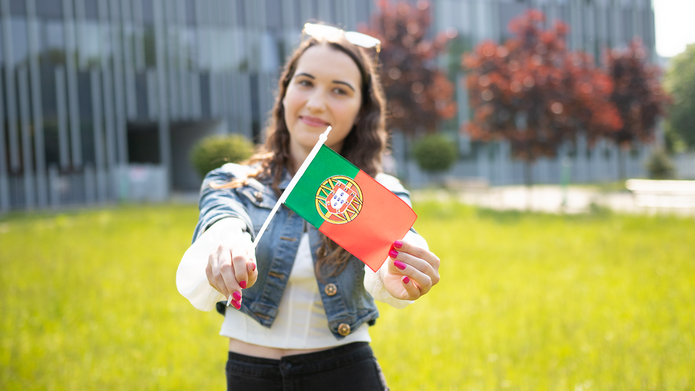 Studentka z flagą portugalską