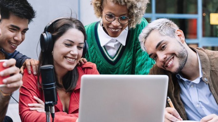 Studenci zaangażowani w dyskusję online.