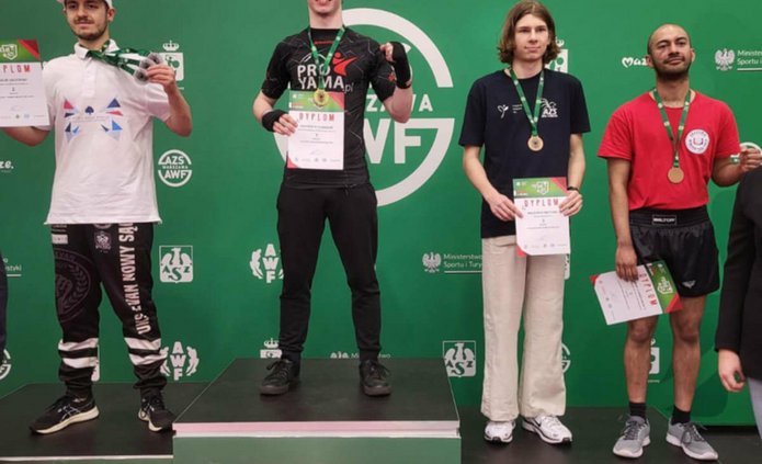 Student Kacper Stelmasiak na najwyższym stopniu podium