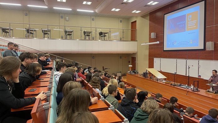 uczniowie siedzący na sali wykładowej