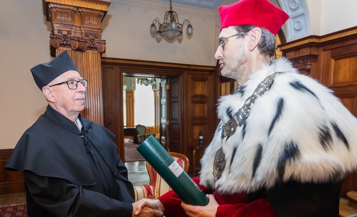 Uścisk dłoni profesorów
