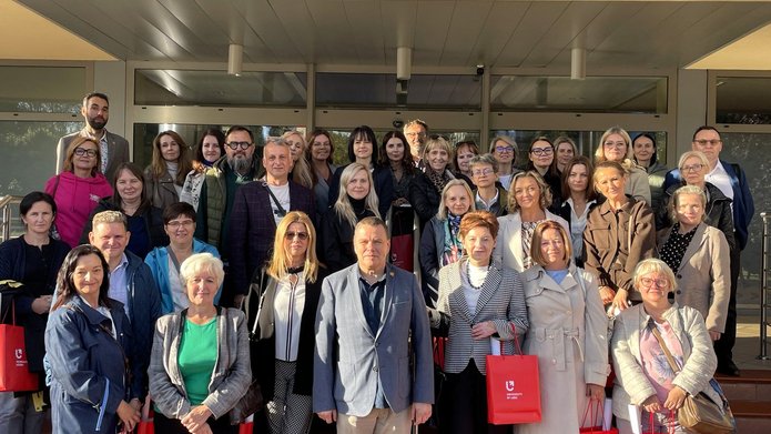 grupowe zdjęcie przed Wydziałem uczestników programu Zasmakuj studiowania w Łodzi