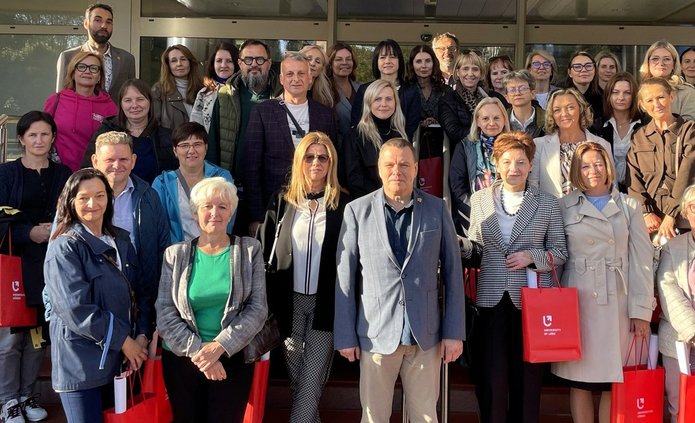 grupa studentów z dyplomami