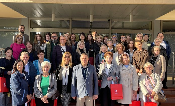 grupowe zdjęcie przed Wydziałem uczestników programu Zasmakuj studiowania w Łodzi