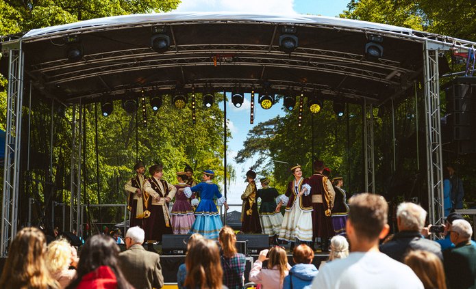 tancerze na scenie w strojach szlacheckich