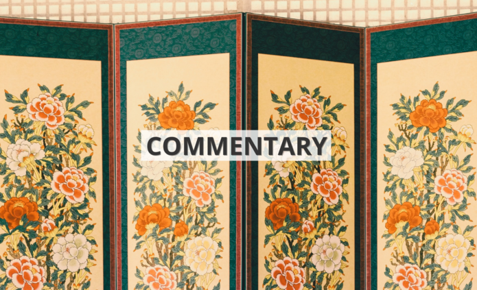 Parawan z namalowanymi kwiatami we wschodnioazjatyckim stylu z napisem ‘commentary’ / East Asian wooden screen with painted flowers with the inscription 'commentary'