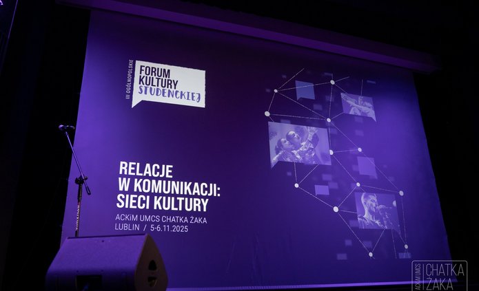 Zdjęcie przedstawia ekran na którym wyświetlona jest grafika z napisem Forum Kultury Studenckiej. Całość w kolorach fiolet i czerń.