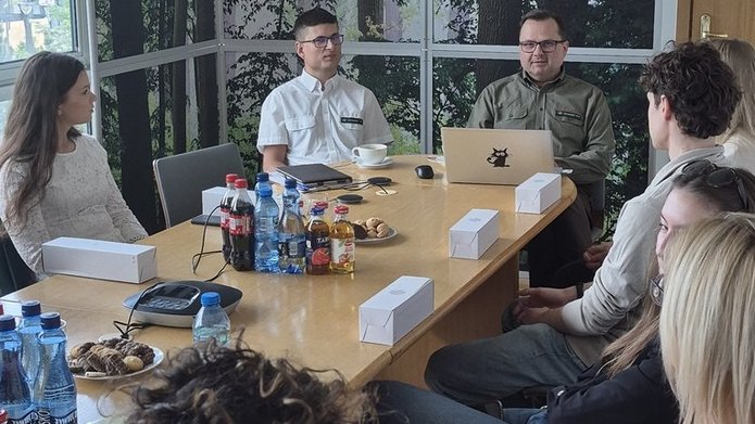 uczestnicy spotkania w siedzibie lasów państwowych