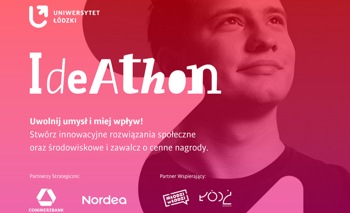 Grafika utrzymana jest w odcieniach różu i czerwieni. Po prawej stronie znajduje się zdjęcie młodej osoby o krótkich włosach, patrzącej lekko w górę z delikatnym uśmiechem. Twarz jest dobrze oświetlona, a wyraz twarzy sugeruje optymizm i zamyślenie. Po lewej stronie umieszczono logo Uniwersytet Łódzki. Poniżej widnieje duży, wyraźny napis „IdeAthon”. Niżej znajduje się hasło zachęcające do udziału: informacja o uwolnieniu umysłu, wpływie oraz tworzeniu innowacyjnych rozwiązań społecznych i środowiskowych z możliwością zdobycia nagród. W dolnej części grafiki widoczne są logotypy partnerów: Commerzbank Nordea oraz partnerów wspierających, w tym inicjatywy związane z młodymi ludźmi i regionem łódzkim. Całość ma nowoczesny, promocyjny charakter i zachęca do udziału w wydarzeniu o tematyce innowacji i kreatywnego rozwiązywania problemów.