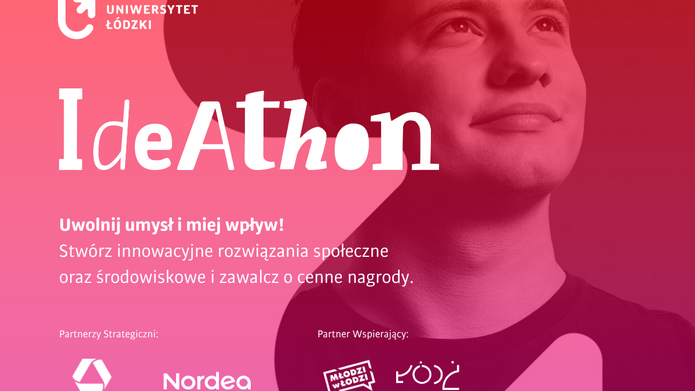 Grafika utrzymana jest w odcieniach różu i czerwieni. Po prawej stronie znajduje się zdjęcie młodej osoby o krótkich włosach, patrzącej lekko w górę z delikatnym uśmiechem. Twarz jest dobrze oświetlona, a wyraz twarzy sugeruje optymizm i zamyślenie. Po lewej stronie umieszczono logo Uniwersytet Łódzki. Poniżej widnieje duży, wyraźny napis „IdeAthon”. Niżej znajduje się hasło zachęcające do udziału: informacja o uwolnieniu umysłu, wpływie oraz tworzeniu innowacyjnych rozwiązań społecznych i środowiskowych z możliwością zdobycia nagród. W dolnej części grafiki widoczne są logotypy partnerów: Commerzbank Nordea oraz partnerów wspierających, w tym inicjatywy związane z młodymi ludźmi i regionem łódzkim. Całość ma nowoczesny, promocyjny charakter i zachęca do udziału w wydarzeniu o tematyce innowacji i kreatywnego rozwiązywania problemów.