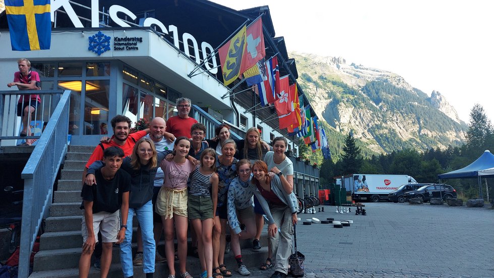 Zdjęcie zespołu Bałałajki na tle schroniska