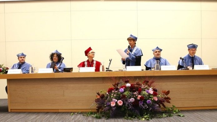 kolegium dziekańskie na auli w trakcie inauguracji roku akademickiego