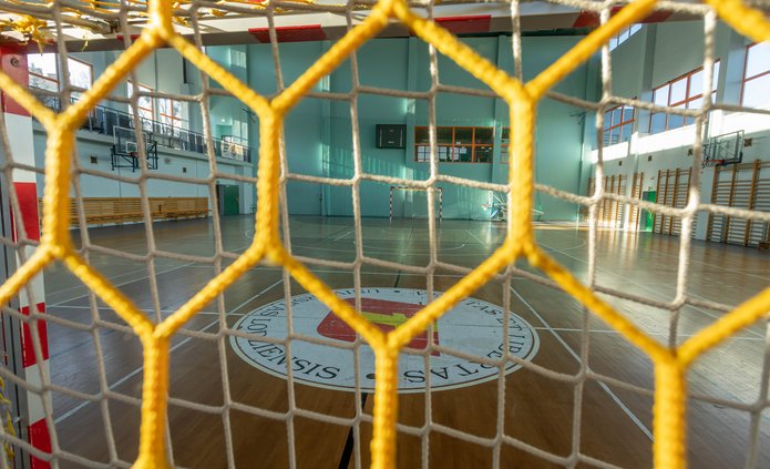 widok na halę sportową zza siatki