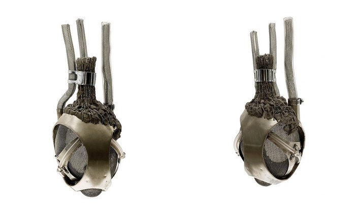 Zdjęcie autorskich obiektów z wystawy "Tomorrow You" z motywem sztucznego serca. 