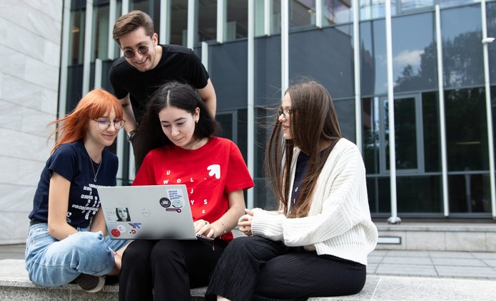 studenci przed wydziałem