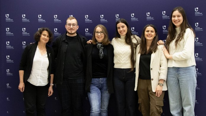 zdjęcie całej grupy projektowej na tle wydziałowej ścianki