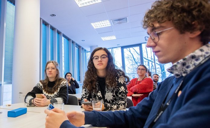 ludzie podczas spotkania