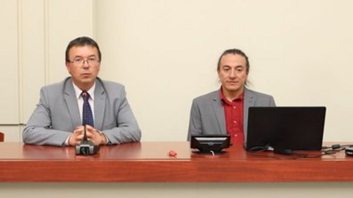 paneliści za stołem prezydialnym