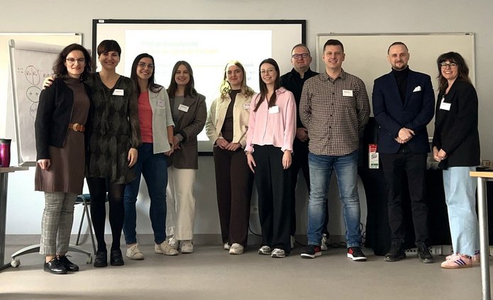 wszyscy uczestnicy spotkania Klubu Absolwenta