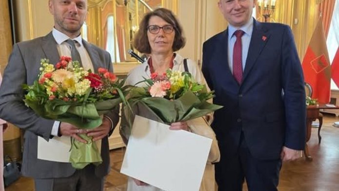 Nagrodzeni prof. dr hab. Joanna Wibig oraz prof. dr hab. Jacek Białek z prorektorem UŁ dr. hab. Radosławem Olszewskim, prof. UŁ