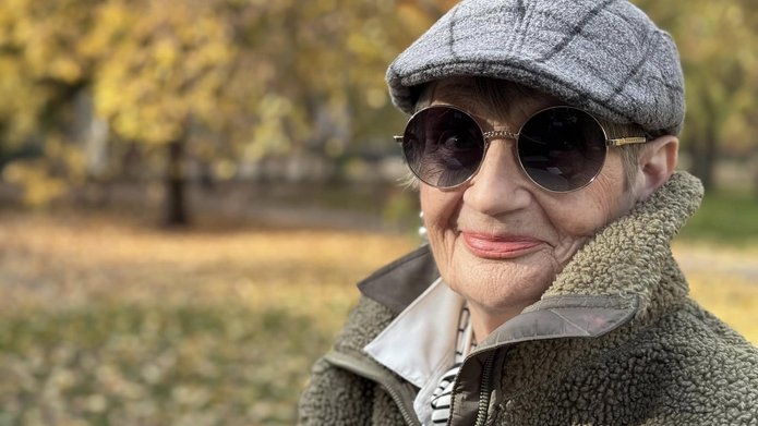 Maria Poprzęcka portret w parku